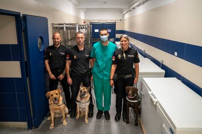 En segundo término, de derecha a izquierda, los agentes Manuel Cortés y José Ángel García; Alejandro Casado, el técnico del Centro de Donación de Cadáveres, y la policía Verónica Cardenal. En primer término, los perros Scott, Lady y Benji.