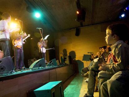 Concierto pop ante un público infantil en La Casa Encendida.