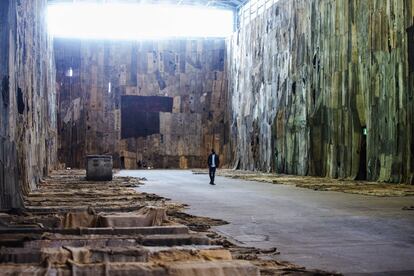 El artista Ibrahim Mahama con su obra a gran escala en el Turbine Hall en Cockatoo Island durante la vigésimo segunda Bienal de Sidney (Australia).