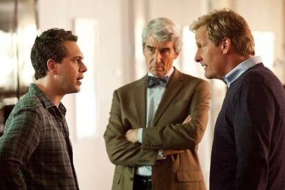 De izquierda a derecha, Thomas Sadoski, Sam Waterston y Jeff Daniels, en 'The newsroom'.