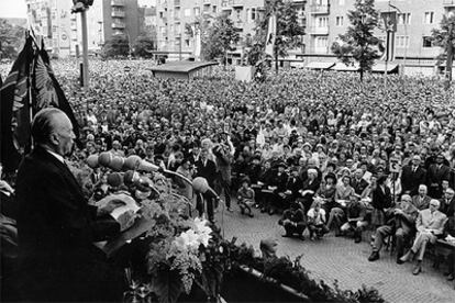 Adenauer habla en Berlín en 1962, en el aniversario de la revuelta anticomunista de 1953 en la zona este.