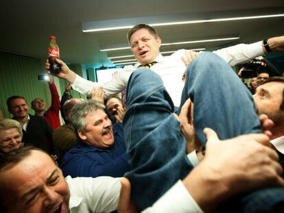 Robert Fico celebra la victoria en las legislativas en Eslovaquia en la sede del Partido Socialdem&oacute;crata. 