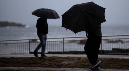 Dos personas caminan por el paseo marítimo de A Coruña el pasado día 6.