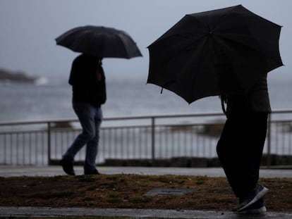 Dos personas caminan por el paseo marítimo de A Coruña el pasado día 6.