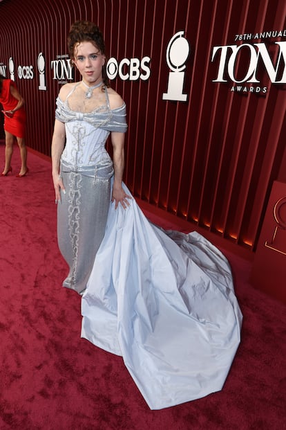 Cole Escola, con vestido de Wiederhorft.