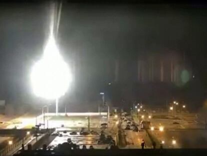 Una cámara de vigilancia muestra el bombardeo de la central de Zaporiyia, la madrugada del 4 de marzo de 2022.
