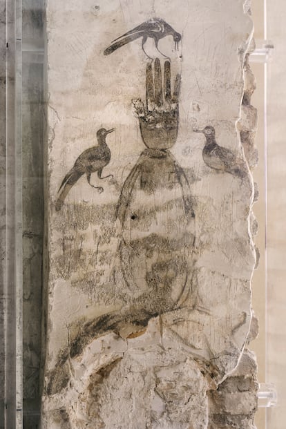 Representación original de la mano de Fátima, en la casa islámica que alberga el Museo de la España Mágica.