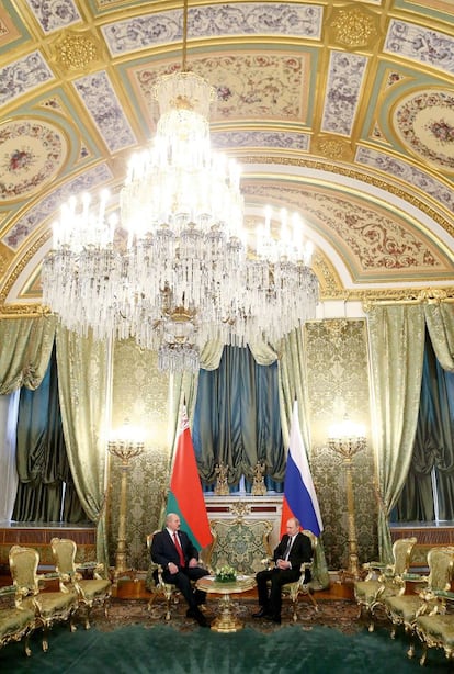 Una imagen del líder ruso Vladímir Putin y del presidente de Bielorrusia. Ambos han ninguneado el trabajo literario de Svetlana Alexiévich. De ellos habla en esta entrevista.