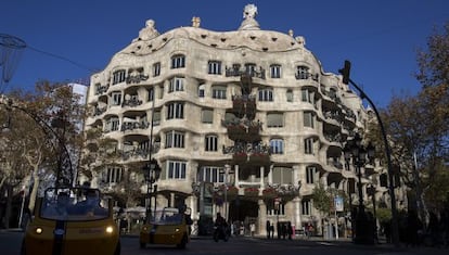 La façana de la Pedrera de Gaudí, després de la restauració de l'últim any.