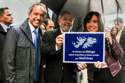 La jefa de Estado argentina, Cristina Fern&aacute;ndez de Kirchner, posa junto al candidato presidencial al que apoya, Daniel Scioli, y el expresidente brasile&ntilde;o Luiz In&aacute;cio Lula Da Silva con un cartel que pide di&aacute;logo a Reino Unido por la soberan&iacute;a de las islas Malvinas en un acto la semana pasada en Buenos Aires.