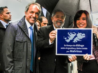 La jefa de Estado argentina, Cristina Fern&aacute;ndez de Kirchner, posa junto al candidato presidencial al que apoya, Daniel Scioli, y el expresidente brasile&ntilde;o Luiz In&aacute;cio Lula Da Silva con un cartel que pide di&aacute;logo a Reino Unido por la soberan&iacute;a de las islas Malvinas en un acto la semana pasada en Buenos Aires.