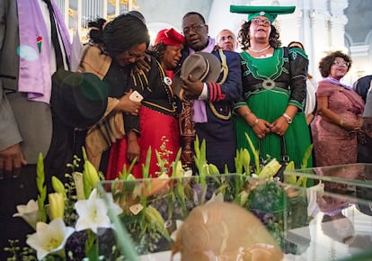 Miembros de una delegación de Namibia lloraban durante una ceremonia con motivo de la entrega por parte del Gobierno alemán de restos mortales del genocidio de las etnias herero y nama, en Berlín, en 2018.