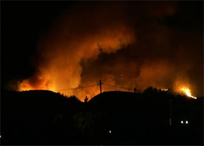 Incendio declarado anoche en la Serra Calderona desde la urbanización La Bonanza, en Náquera.