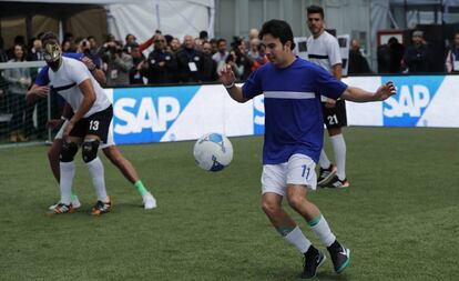 Checo Pérez, durante un partido de fútbol con sus patrocinadores, futbolistas profesionales y luchadores mexicanos.