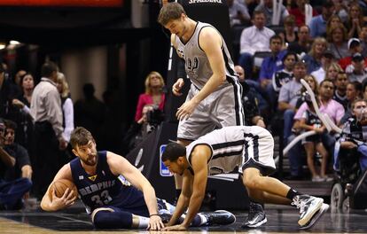 Gasol, de los Grizzlies, se hace con el balón ante Splitter y Joseph.