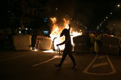 Protesta por el encarcelamiento del rapero Pablo Hasél, este viernes en Barcelona.