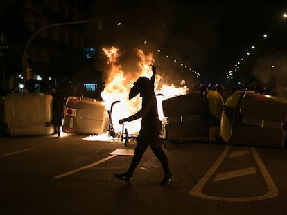 Protesta por el encarcelamiento del rapero Pablo Hasél, este viernes en Barcelona.