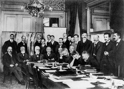 Marie Curie, Nobel de Física (1903) y Química (1911), junto a 23 científicos de renombre en el primer Congreso Solvay, en Bruselas en 1911.