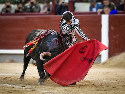 Francisco José Espada torea al natural ante el último toro de la tarde.
