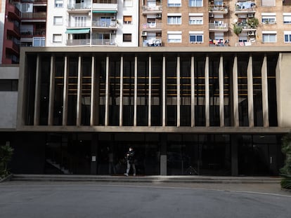 Fachada de la antigua sede de la editorial Gustavo Gili en la calle de Rosselló de Barcelona.