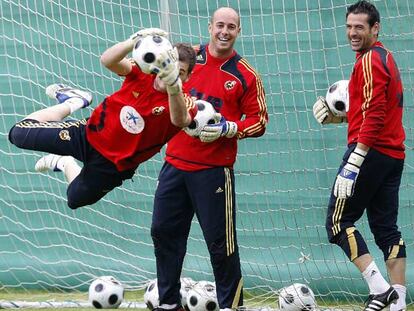 Casillas detiene un balón ante Reina y Palop en un entrenamiento de la selección española.