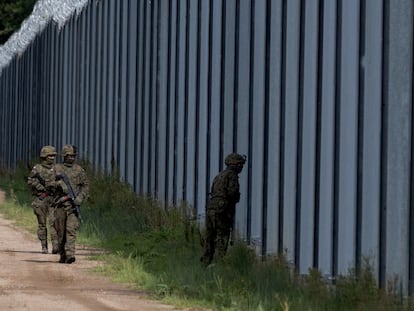 Soldados polacos patrullan a lo largo del muro construido en la frontera con Bielorrusia, en Usnarz Gorny, el 30 de agosto pasado.