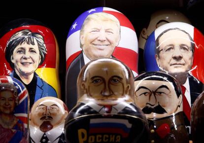 Matrioskas rusas pintadas con las caras de Donald Trump, Vladimir Putin y otros líderes europeos, este lunes en Moscú.
