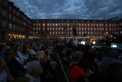 Numeroso público escucha al poeta Luis García Montero y a la cantaora Carmen Linares en la plaza Mayor de Madrid.