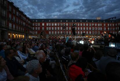 Numeroso p&uacute;blico escucha al poeta Luis Garc&iacute;a Montero y a la cantaora Carmen Linares en la plaza Mayor de Madrid.