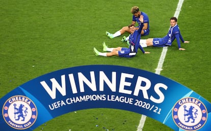 Mount, Chilwell y James, tras conquistar la Champions.