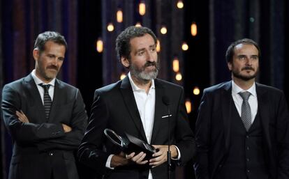 Desde la izquierda, Jose Mari Goenaga, Jon Garaño y Aitor Arregi recogen el premio Concha de Plata a la mejor dirección este sábado en el festiva de San Sebastián.