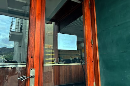 Un cartel en un establecimiento del Port de la Selva (Girona) que informa que está cerrado.