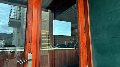 Un cartel en un establecimiento del Port de la Selva (Girona) que informa que está cerrado.