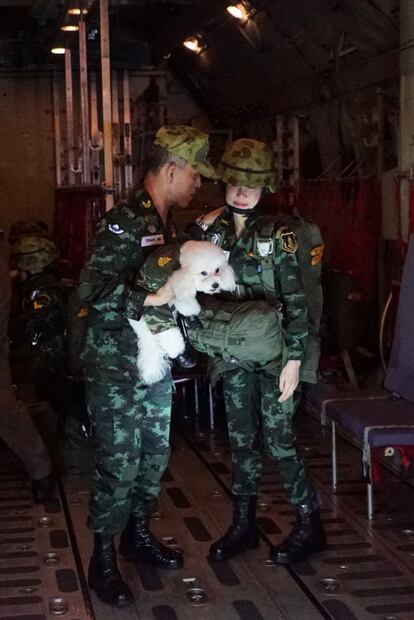 Una imagen de Maha Vajiralongkorn, coronado como Rama X, junto a su nueva consorte Sineenat Wongvajirapakdi, con ambos vestidos con uniforme militar y donde el monarca sujeta a su perro, un caniche de nombre 'Mariscal Jefe del Aire Fufú'.
