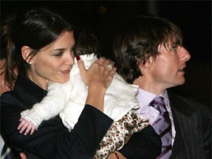 Tom Cruise y Katie Holmes, junto a su hija en Roma, en las vísperas de su boda.