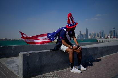 Un seguidor de la selección de Estados Unidos en Doha. El tercer partido de este lunes lo protagonizaron la selección de Gales y Estados Unidos. 