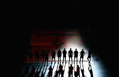 El equipo canadiense durante las presentaciones previas al partido contra Rusia.  