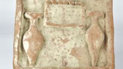 Mesa de ofrendas egipcia (2040-1785 a.C) con dos ánforas de vino representadas.