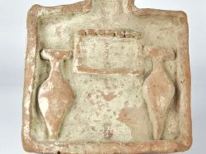 Mesa de ofrendas egipcia (2040-1785 a.C) con dos ánforas de vino representadas.