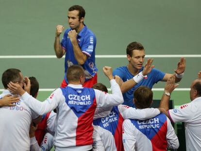 Stepanek y Berdych celebran la victoria en el dobles