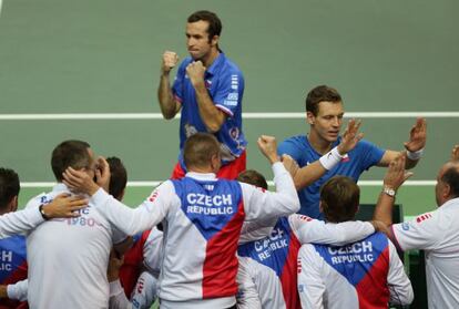 Stepanek y Berdych celebran la victoria en el dobles