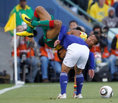 Yuichi Komano le hace la cama a Eric Choupo-Moting, que no quite ojo al balón.