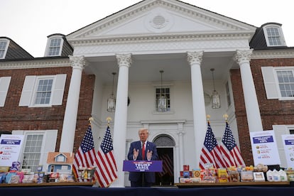 Donald Trump se dirige a la prensa este jueves en una de sus propiedades, el club de golf de Bedminster (New Jersey).