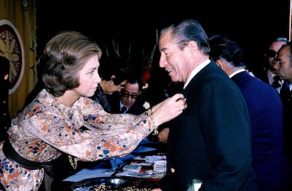 Kiko Ledgard recibiendo un reconocimiento de la reina Sofía en 1975.