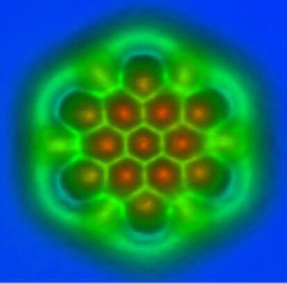 Una mol&eacute;cula de nanografeno en la que se observan los enlaces carbono-carbono de distintas longitudes con una punta de mon&oacute;xido de carbono en un microscopio de fuerza at&oacute;mica.
 