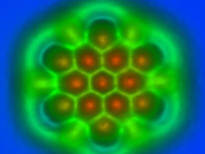 Una mol&eacute;cula de nanografeno en la que se observan los enlaces carbono-carbono de distintas longitudes con una punta de mon&oacute;xido de carbono en un microscopio de fuerza at&oacute;mica.
 