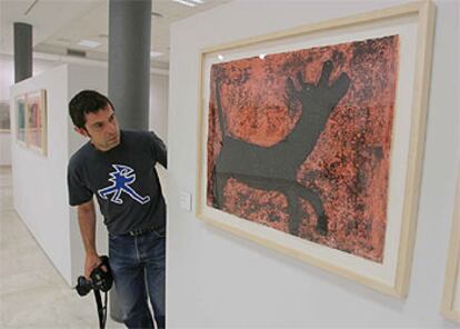 Una persona contempla uno de los 50 trabajos gráficos que figuran en la exposición de Rufino Tamayo, en el centro cultural Okendo.