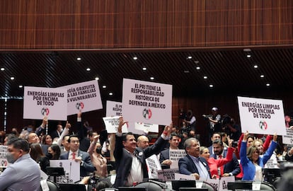 Diputados del PRI, durante el debate sobre la reforma eléctrica.