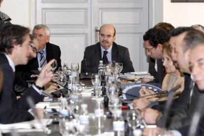 El secretario de Estado de Cooperación Territorial, Gaspar Zarrías (centro), y el presidente de la FEMP, Pedro Castro (centro izquierda), hoy, en una reunión.