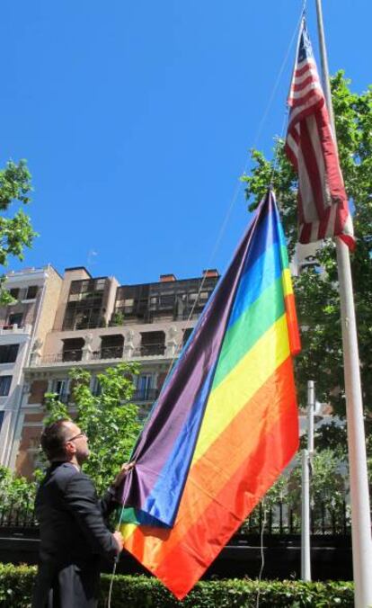 James Costos iza la bandera multicolor en el asta de la embajada de EE UU en Madrid para inaugurar el mes del Orgullo LGBTQ, proclamado por Obama.